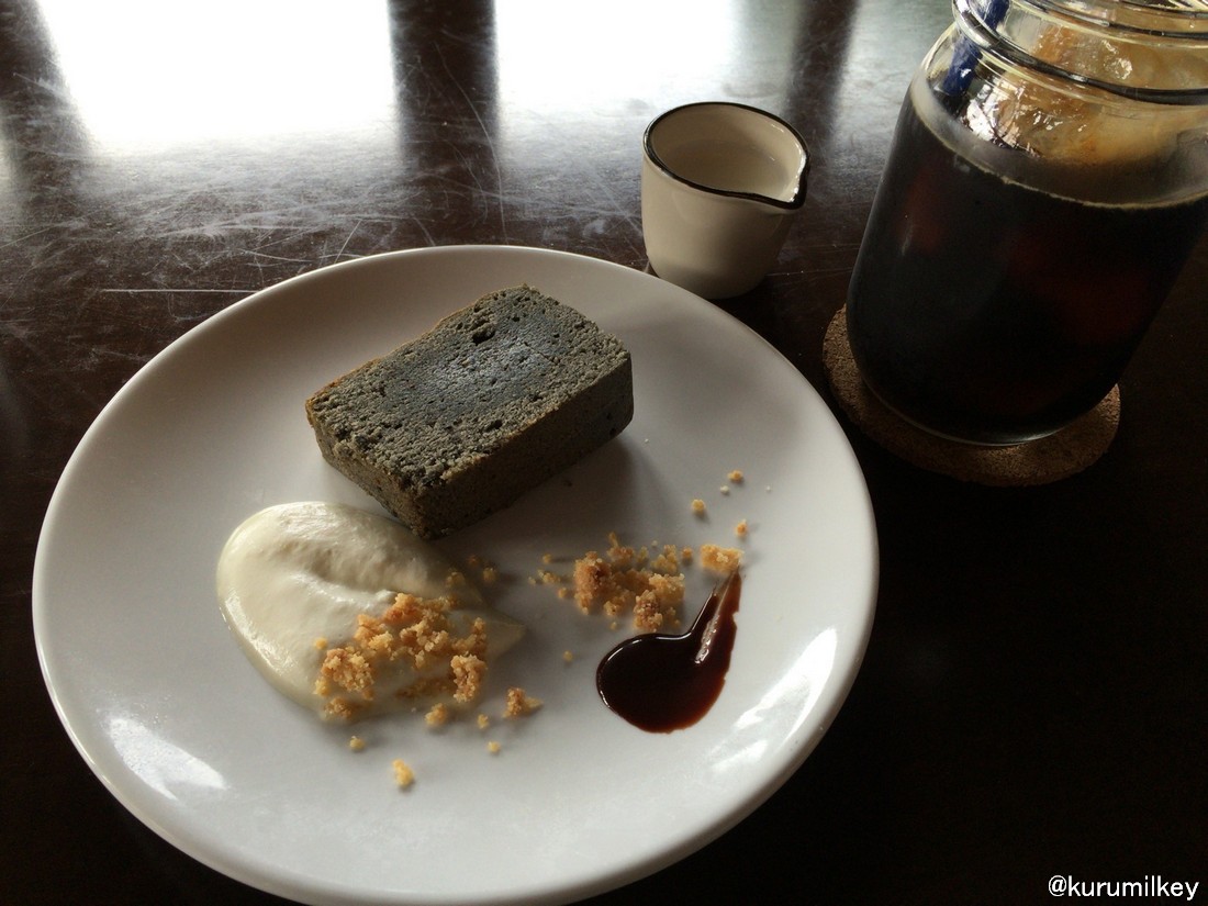 黒ごまパウンドケーキとコーヒー