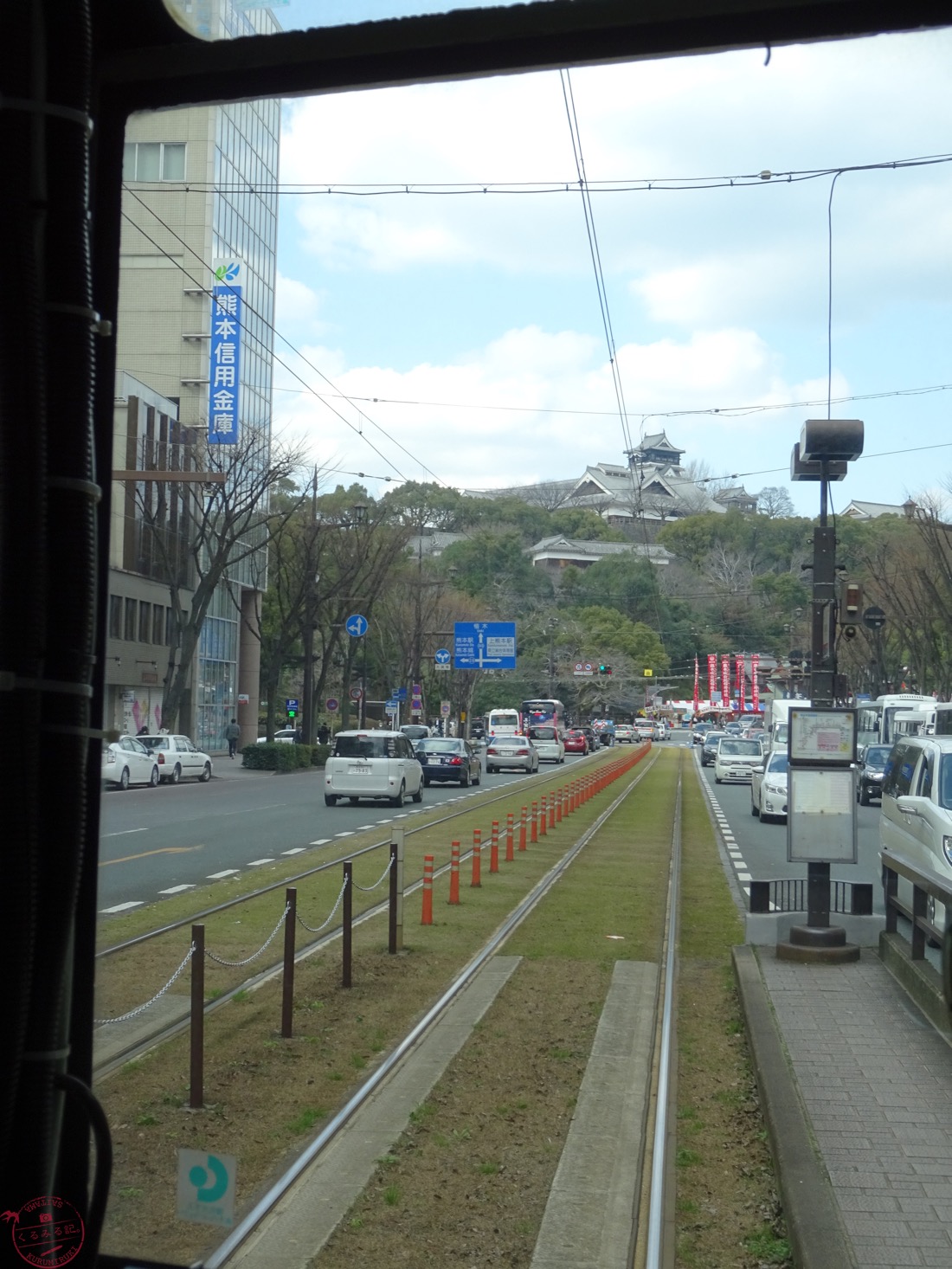 市電から熊本城を望む